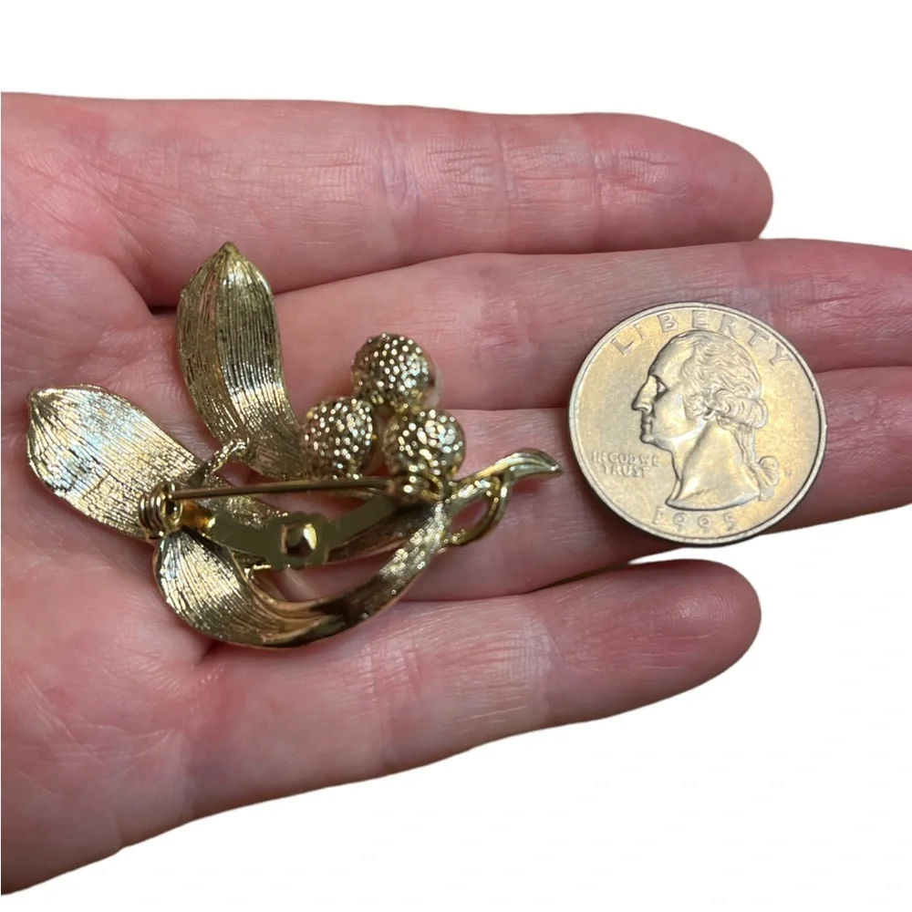 ✨ 3/$15 ✨ Vintage Gold Tone and Pearl Leaf Brooch